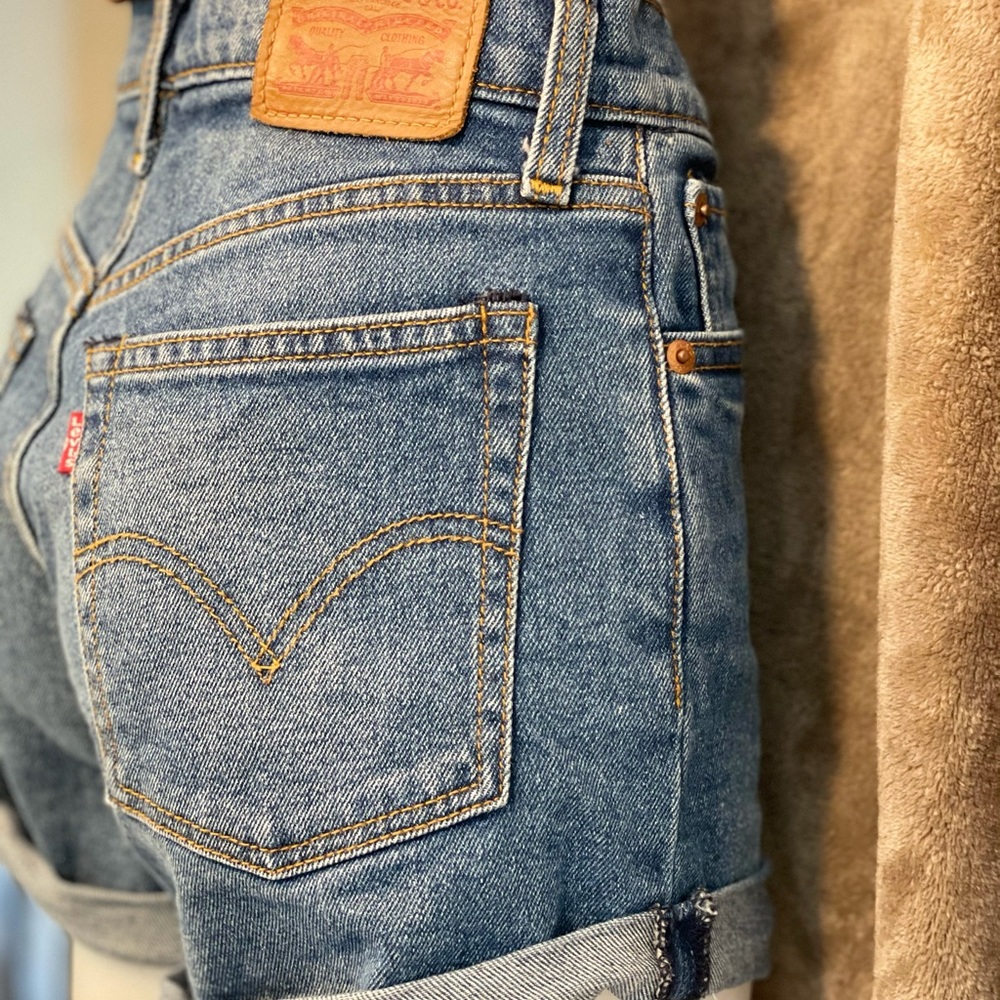 Levi’s high waisted Jean Shorts - size 25